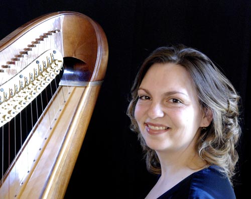 Stefanie Polifka an der Harfe